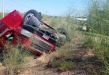 Volcamiento de tráiler en la carretera internacional