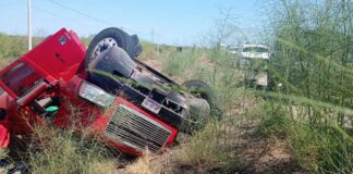 Volcamiento de tráiler en la carretera internacional