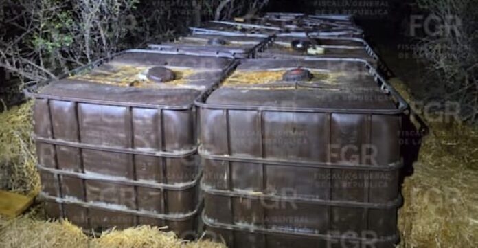 Hallan toma clandestina de combustible en tramo Guaymas-Hermosillo; aseguran 12 contenedores conteniendo 8 mil litros de hidrocarburo ilegal.