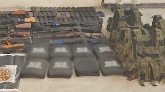 Diez detenidos en posesión de armamento, equipo táctico y artefactos explosivos