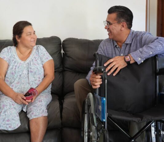 Ramón Flores fortalece el apoyo social con entrega de sillas de ruedas a familias de Guaymas