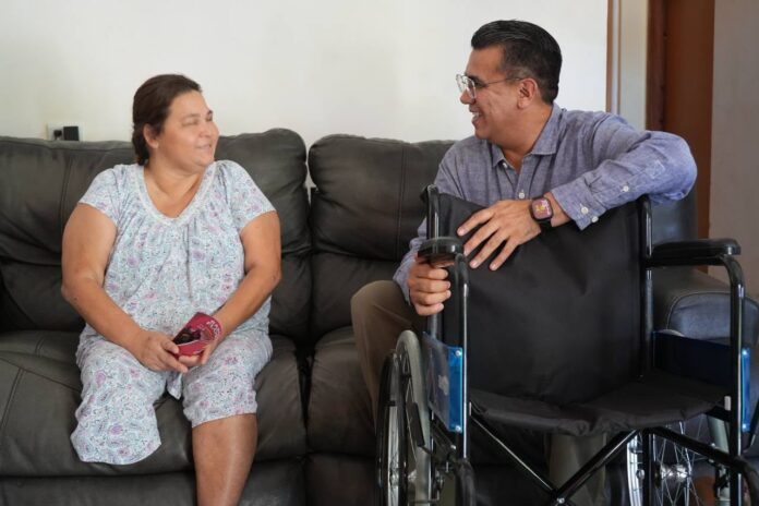 Ramón Flores fortalece el apoyo social con entrega de sillas de ruedas a familias de Guaymas; como parte de su compromiso de atender las necesidades más sensibles en el IV Distrito.
