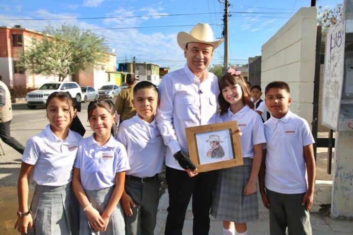 Gobernador Durazo da a conocer calendario escolar 2026-2027; regreso a clases será el 31 de agosto; el Gobierno de Sonora fortalece el regreso a clases con entrega gratuita de uniformes, calzado escolar y becas para apoyar la permanencia de niñas, niños y adolescentes en las aulas.