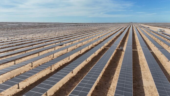 Entran en operación al 100% dos etapas de la planta solar más grande de Latinoamérica; el mandatario estatal, Alfonso Durazo, informó que las dos primeras etapas de la Planta Fotovoltaica de Puerto Peñasco beneficia principalmente a las familias en el consumo de energía eléctrica, como parte del Plan Sonora.