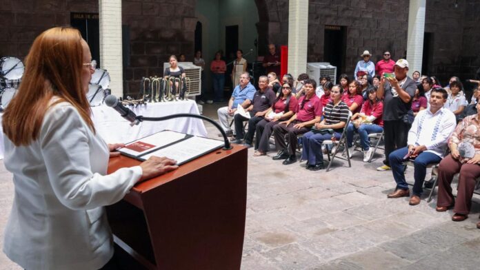 Entrega Ayuntamiento equipo para bandas de guerra, con el propósito de apoyar a la comunidad estudiantil y fomentar los valores cívicos, la cultura de la paz y la sana convivencia.