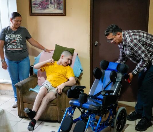 Ramón Flores entrega y gestiona sillas de ruedas especiales para familias de Guaymas