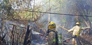 Se quema casa en la ‘Roni’; familia lo pierden todo