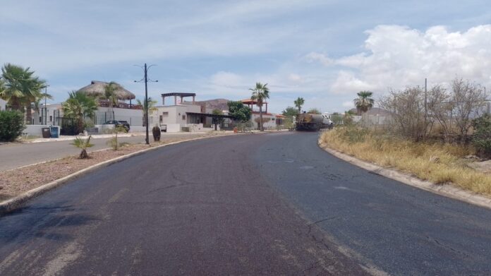 Avanza al 45 por ciento obra de pavimentación en avenida Los Yaquis de San Carlos; como parte del programa de mejoramiento de la infraestructura vial que impulsa la administración municipal.