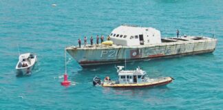 Hunden otro ex buque naval en arrecife de San Carlos