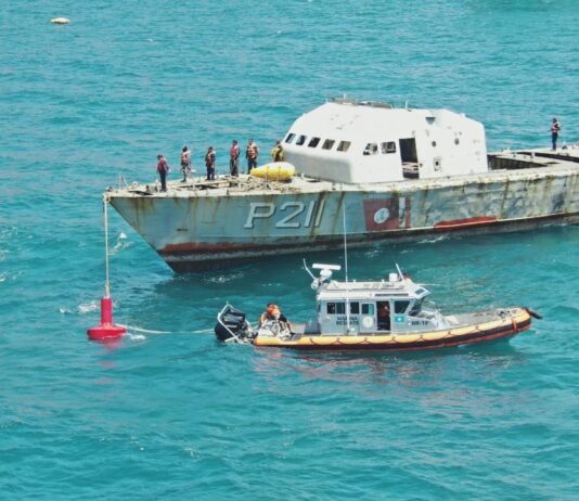Hunden otro ex buque naval en arrecife de San Carlos