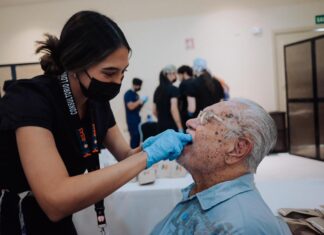 Apoya Toño Astiazarán a adultos mayores con más de 2 mil prótesis dentales