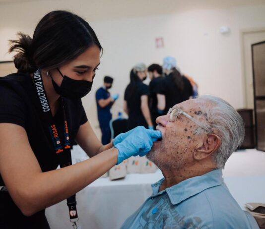 Apoya Toño Astiazarán a adultos mayores con más de 2 mil prótesis dentales