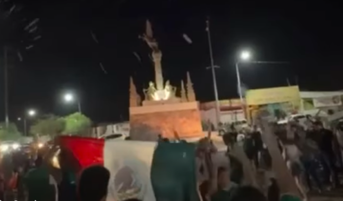 Joven es golpeado en el Angel de la Independencia, por haber agredido a su esposa; lo dejaron tirado en el pavimento; una ambulancia lo trasladó al Hospital del IMSS.