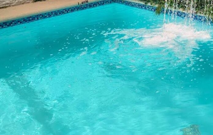 Rescatan a niño de 11 años que se estaba ahogando en una alberca; fue auxiliado por paramédicos de Cruz Roja, quienes lo trasladaron de urgencia al Hospital San José.
