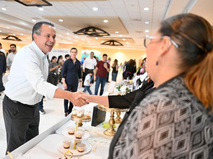 Fortalece Toño Astiazarán emprendimientos de casi 3 mil personas con Maxi Apoyo; el programa que impulsa el Gobierno Municipal encabezado por Toño Astiazarán, ya suma 2 mil 930 egresados y más de 7.4 millones de pesos otorgados en créditos grupales para impulsar proyectos productivos.