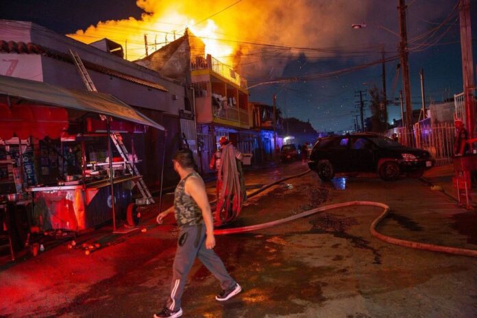 Hombre envuelto en llamas escapa por un tercer piso para salvar su vida; en medio de voraz incendio registrado en unos departamentos; dos personas sufrieron quemaduras de segundo y tercer grado.