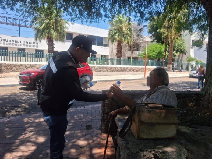 Activa Gobierno de Hermosillo Operativo de Hidratación por altas temperaturas; personal de Salud Pública Municipal, Protección Civil y Policía Municipal, recorren distintos puntos de la ciudad para entregar agua potable y Vida Suero Oral ante sensaciones térmicas superiores a los 45 grados.