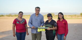 Ramón Flores impulsa al deporte con entrega de material para equipos de softbol y béisbol en Guaymas