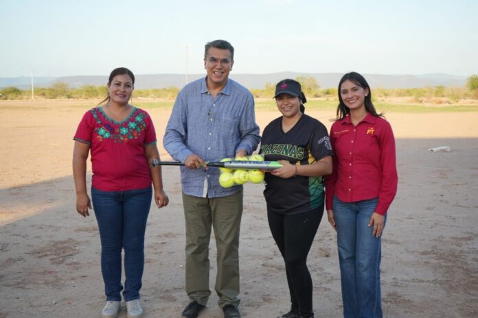 Ramón Flores impulsa al deporte con entrega de material para equipos de softbol y béisbol en Guaymas; con el propósito de fortalecer el deporte como una herramienta de desarrollo social y de integración comunitaria.
