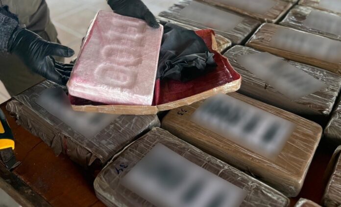 Aseguran poco más de una tonelada de cocaína; droga encontrada a bordo de un buque mercante, en recinto portuario de Lázaro Cárdenas, Michoacán.