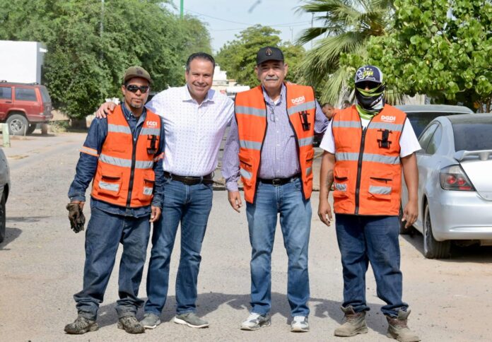 Lleva Toño Astiazarán el operativo de bacheo “Un Día en tu Colonia” a Puerta Real Etapa VIII; además de agradecer su trabajo al personal que realizaba los trabajos, atendió inquietudes y gestiones de vecinas y vecinos del sector.