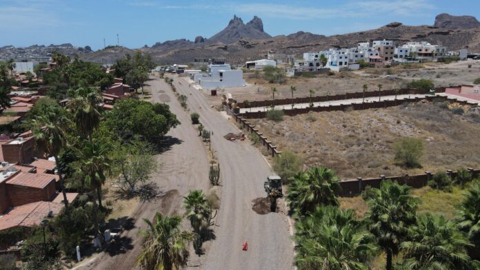 Avanzan obras de pavimentación en San Carlos y Guaymas; el objetivo de mejorar la infraestructura vial y brindar mejores condiciones de movilidad a las familias.