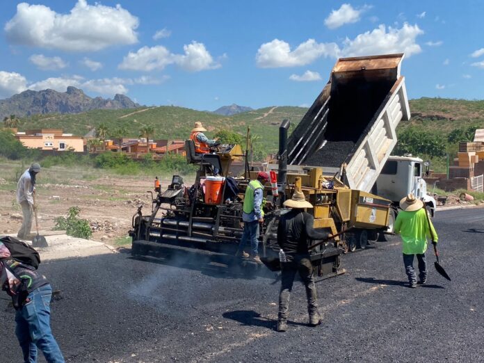 Registra 80 por ciento de avance pavimentación de la avenida Los Yaquis en San Carlos, trabajos que continúan llevándose a cabo conforme al calendario establecido.