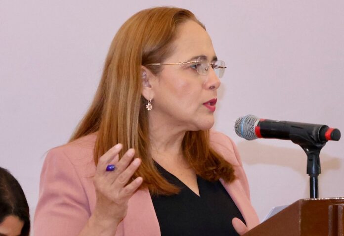 Guaymas avanza con nuevas viviendas, infraestructura y mejores servicios públicos: Karla Córdova; la presidenta municipal acompañó este martes al gobernador Alfonso Durazo Montaño durante su conferencia de prensa.