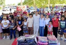 Ramón Flores lleva mochilas y útiles escolares a niñas y niños del Valle de Guaymas