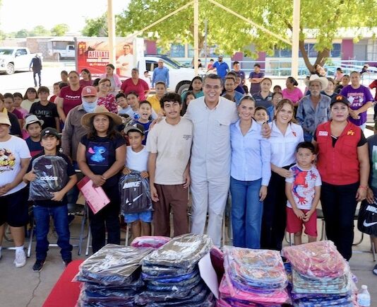 Ramón Flores lleva mochilas y útiles escolares a niñas y niños del Valle de Guaymas