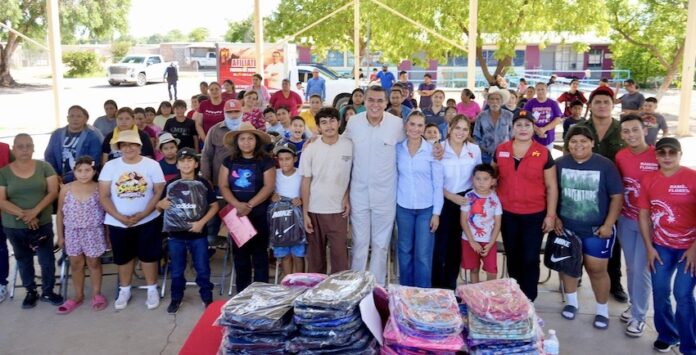 Ramón Flores lleva mochilas y útiles escolares a niñas y niños del Valle de Guaymas; con el propósito de respaldar a las familias durante el regreso a clases.