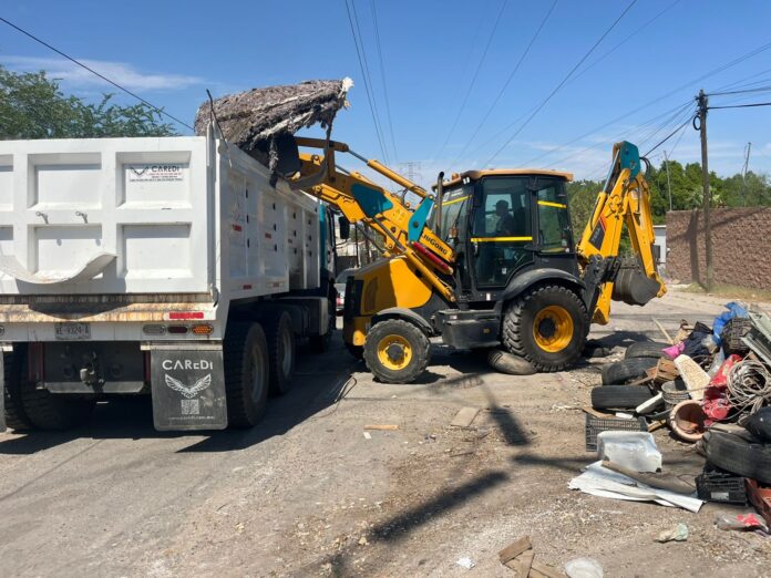 Retiran 40 toneladas de materiales en desuso en jornada de descacharre; en las colonias Real del Carmen, Villa Hermosa y Bonanza, beneficiando a más de mil familias mediante acciones coordinadas de Salud Pública y Servicios Públicos Municipales.