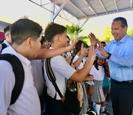 Realiza Toño Astiazarán donación de equipo de cómputo a secundaria 9, “Arq. Gustavo F. Aguilar Beltrán” en inicio de ciclo escolar