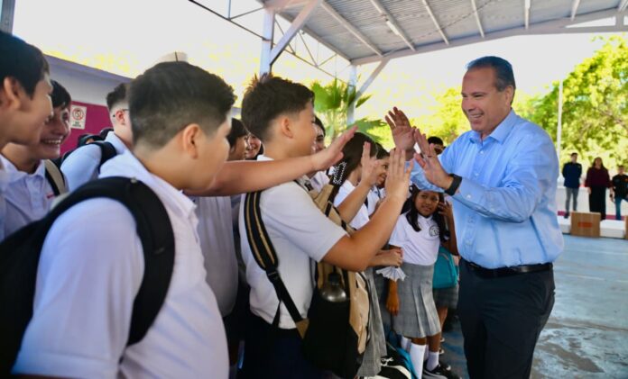 Realiza Toño Astiazarán donación de equipo de cómputo a secundaria 9, “Arq. Gustavo F. Aguilar Beltrán” en inicio de ciclo escolar; durante la ceremonia del primer Lunes Cívico con el que inició el nuevo ciclo escolar en este plantel de la colonia Tirocapes.