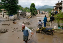 Riada en Nepal deja 403 desaparecidos y más de 50 muertos