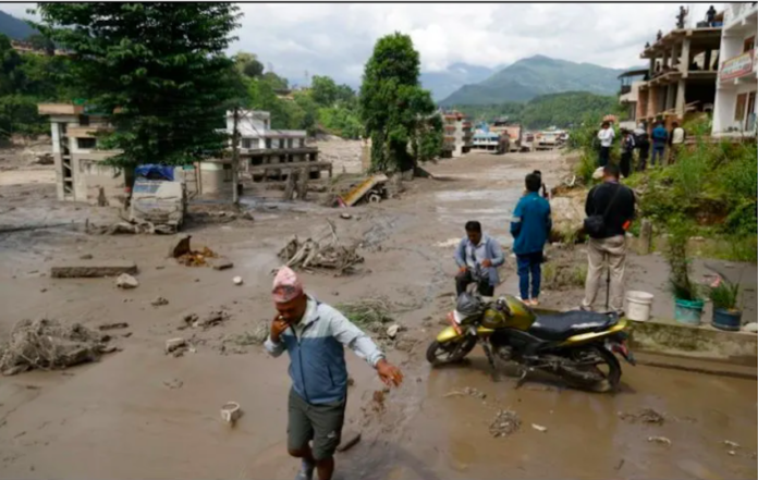 Riada en Nepal deja 403 desaparecidos y más de 50 muertos; el río Bhotekoshi se desbordó alrededor de las 09:00 horas del miércoles, hora local, y destruyó varias aldeas, además de carreteras y proyectos hidroeléctricos en la frontera con el Tíbet.