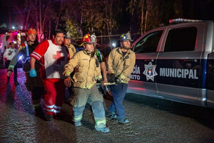 Mueren cinco personas y 17 quedan heridas, en accidente de autobús; trágico choque ocurrido anoche sobre el bulevar 2000.