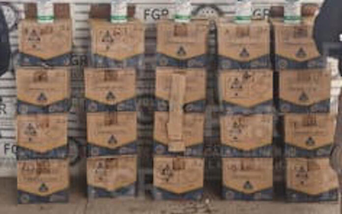 Aseguran 240 litros de metanfetaina líquido y detienen a chofer de camión; fue sorprendido en tramo carretero a Hermosillo.