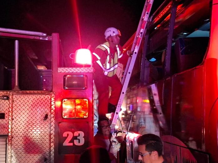 #Empalme: Choque de autobús contra tráiler deja un muerto y 37 heridos; ocurrió poco antes de las 23:00 horas en la carretera internacional, a la altura de Las Guásimas, sur de Empalme.