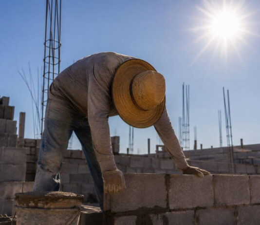 Exhortan a los hombres a protegerse del calor por mayor riesgo de afectaciones