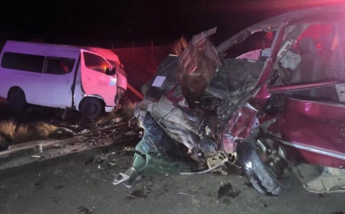 Identifican a tres jóvenes fallecidos en choque frontal; dos de ellos conductores de los vehículos participantes; la Fiscalía investiga tan lamenable accidente.