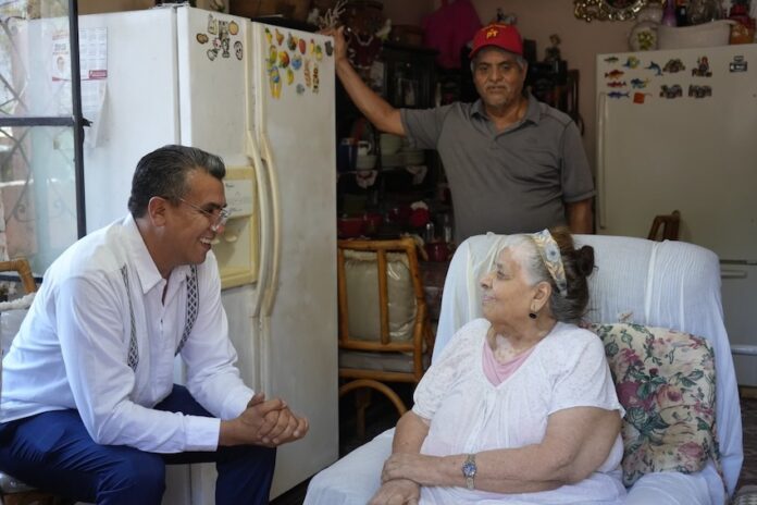 Más territorio, menos escritorio: Ramón Flores fortalece el vínculo con las familias guaymenses; mientras muchos esperan que las necesidades lleguen hasta una oficina.