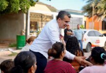 Ramón Flores mantiene cercanía con vecinos de la colonia 13 de Julio
