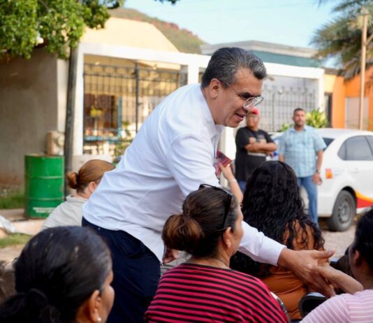Ramón Flores mantiene cercanía con vecinos de la colonia 13 de Julio