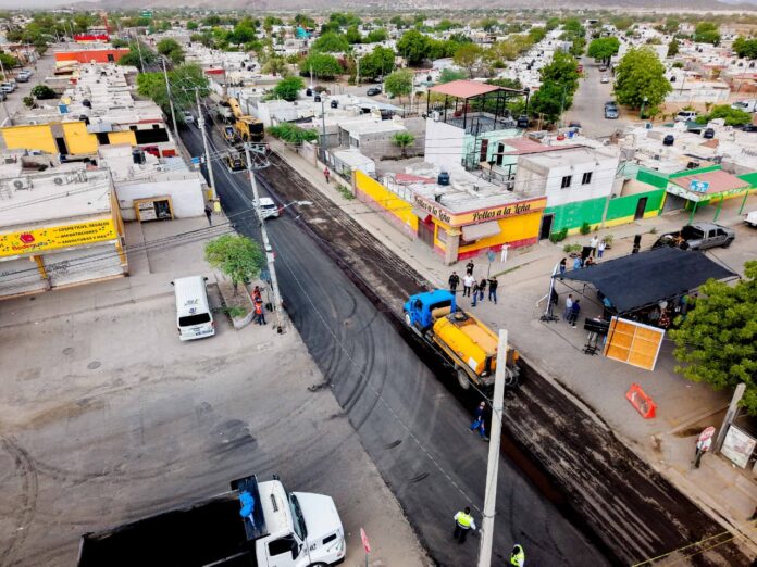 Impulsa Toño Astiazarán mejoras en vialidades de Hermosillo; los trabajos de recarpeteo se han concentrado en calles y tramos estratégicos para mejorar las condiciones de movilidad y seguridad vial.
