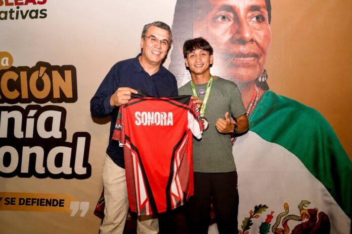 Ramón Flores reconoce a Joel “Sago” Valenzuela y le desea éxito en su próximo encuentro; joven deportista guaymense que continúa avanzando en su trayectoria dentro de las artes marciales mixtas.