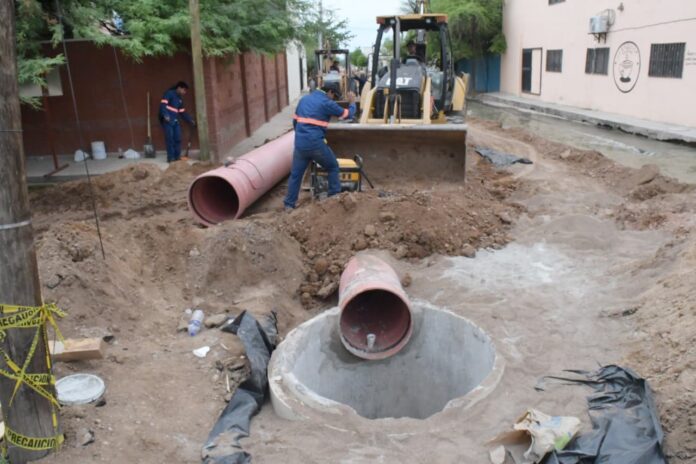 Avanza Aguah trabajos de rehabilitación de colector sanitario en El Sahuaro; este martes 11 queda totalmente canalizado el flujo de agua que actualmente escurre en la zona.