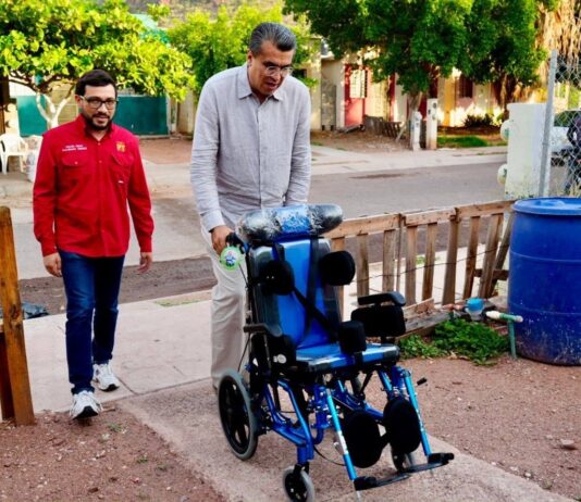Ramón Flores entrega silla de ruedas especial a Tadeo en Guaymas