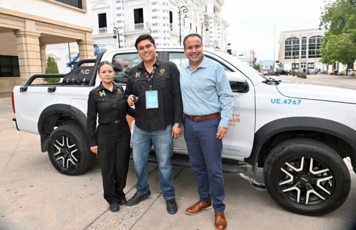 Refuerza Toño Astiazarán operatividad de Protección Civil Municipal; el parque vehicular del Gobierno Municipal suma mil 300 unidades, de las cuales, una tercera parte son 100% eléctricas y se cargan con energía del Sol.