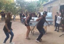 Con huapangos, machetes, cerveza y motos, familiares y jóvenes ‘macheteros’ despiden en Ahome a joven as3s1n4d0 por su hermano en Sonora